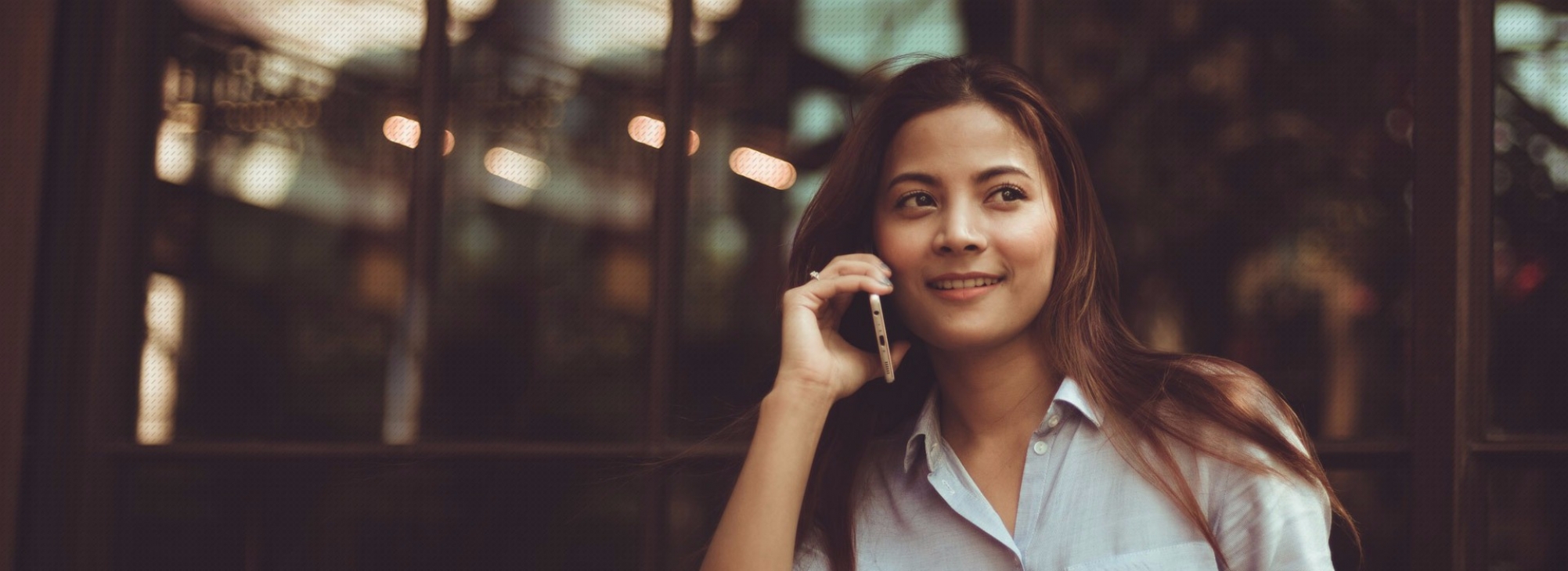 gallery/girl-with-phone-1